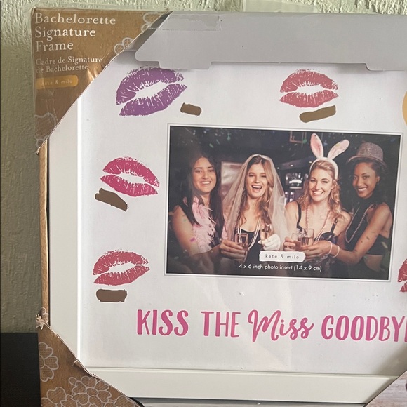 # 0842+ Kate & Milo Kiss the Miss Goodbye Frame - Picture 4 of 11
